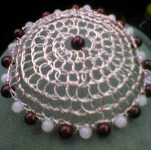 Load image into Gallery viewer, Dark and light pink beads alternate around the perimeter of this rse gold wire kippah. A dark pink bead is in the center, and a clear comb is attached underneath.