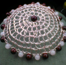 Load image into Gallery viewer, Dark and light pink beads alternate around the perimeter of this rse gold wire kippah. A dark pink bead is in the center, and a clear comb is attached underneath.
